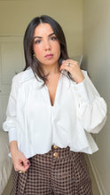 Load image into Gallery viewer, Very Chic Blouse - White
