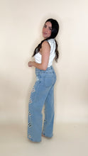 Load image into Gallery viewer, Pearly Flower Detail Pants
