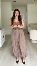 Load image into Gallery viewer, Lita Balloon Pants - Brown
