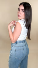 Load image into Gallery viewer, Embroidered Flowers Jeans
